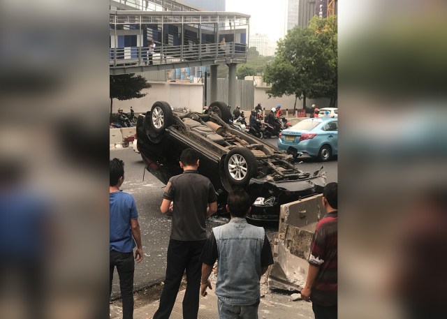 Kecelakaan mobil di depan halte busway, Benhil, Jakarta (Foto: Mutiara Anastasia/kumparan)