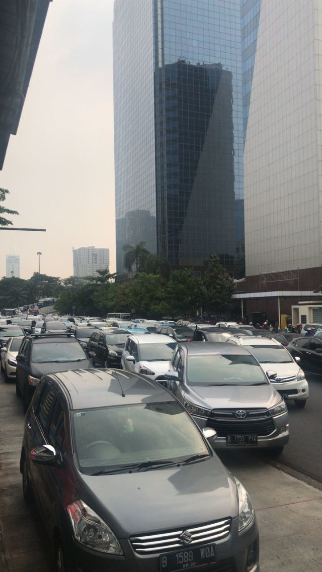 Lalu lintas Benhil Jakarta paska kecelakaan mobil. (Foto: Mutiara Anastasia/kumparan)