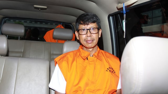 Tersangka kepala Lapas Sukamiskin Wahid Husen memakai rompi tahanan seusai menjalani pemeriksaan di Gedung KPK, Jakarta, Senin (23/7). Foto: ANTARA FOTO/Reno Esnir