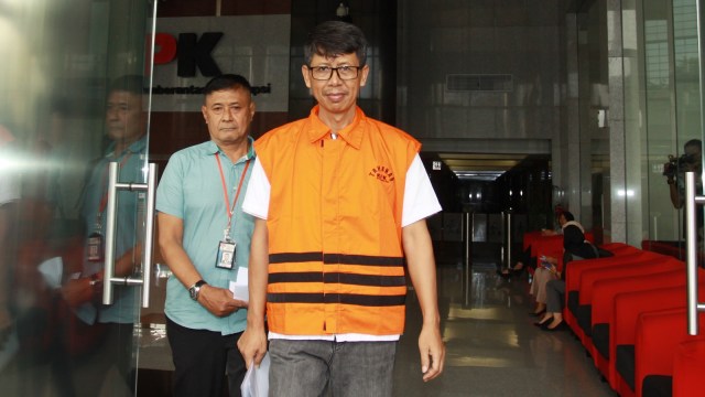 Tersangka kepala Lapas Sukamiskin Wahid Husen memakai rompi tahanan seusai menjalani pemeriksaan di Gedung KPK, Jakarta, Senin (23/7). Foto: ANTARA FOTO/Reno Esnir