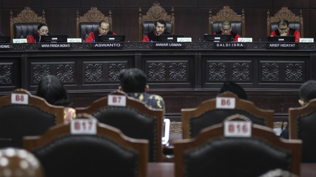 Ketua Majelis Hakim MK Anwar Usman (tengah) didampingi Majelis Hakim MK Maria Farida (kiri), Aswanto (kedua kiri), Saldi Isra (kedua kanan) dan Arief Hidayat (kanan) memimpin sidang pembacaan putusan di ruang sidang pleno Gedung MK, Jakarta, Senin (23/7). (Foto: ANTARA FOTO/Dhemas Reviyanto)