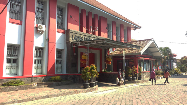 Pintu Masuk Penjenguk di Lapas Sukamiskin, Bandung. (Foto: Adhim Mugni Mubaroq/kumparan)