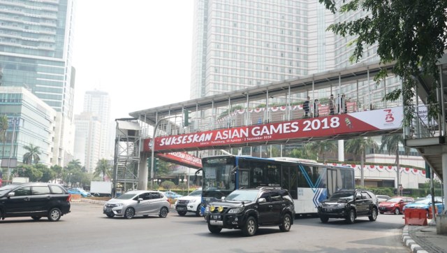 Gubernur DKI Jakarta Anies Baswedan berencana akan membongkar jembatan penyeberangan orang (JPO) yang ada di dekat bundaran Hotel Indonesia (HI).  (Foto: Helmi/kumparan)