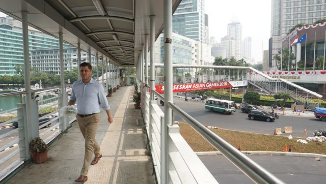Gubernur DKI Jakarta Anies Baswedan berencana akan membongkar jembatan penyeberangan orang (JPO) yang ada di dekat bundaran Hotel Indonesia (HI).  (Foto: Helmi/kumparan)