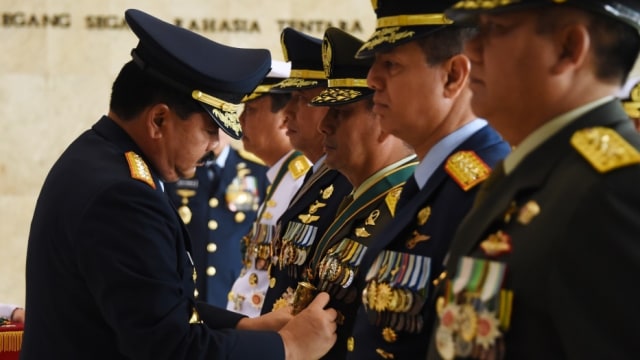 Panglima TNI Marsekal TNI Hadi Tjahjanto menyematkan Bintang Dharma  kepada lima Perwira Tinggi (Pati) TNI di Mabes TNI, Cilangkap, Jakarta (23/7) Foto: Dok. Humas Puspen TNI