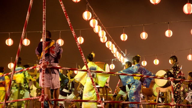 Tarian komunitas Bon Odori. (Foto: Flickr/Mervyn Lai)
