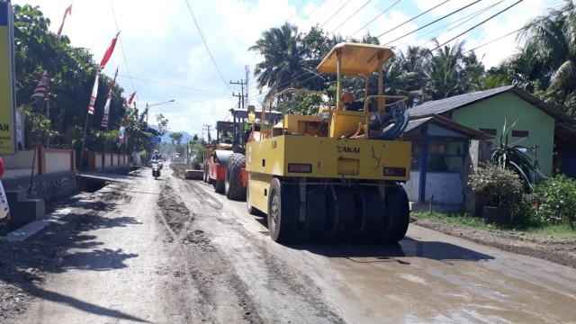 Pembangunan jalan Desa Sumberagung di Banyuwangi oleh PT BSI Foto: Ema Fitriyani/kumparan