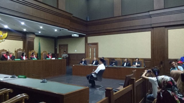 Bupati nonaktif Lampung Tengah, Mustafa, menjalani sidang vonis di Pengadilan Tindak Pidana Korupsi Jakarta, Senin (23/7). (Foto: Marcia Audita/kumparan)