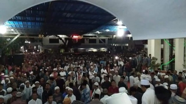 Ribuan Warga Hantar Pemakaman Nyai Endah Nihayati