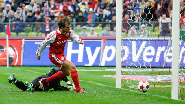 Mehmet Scholl saat mencetak gol untuk Bayern Muenchen. (Foto: Sandra Behne/Reuters)