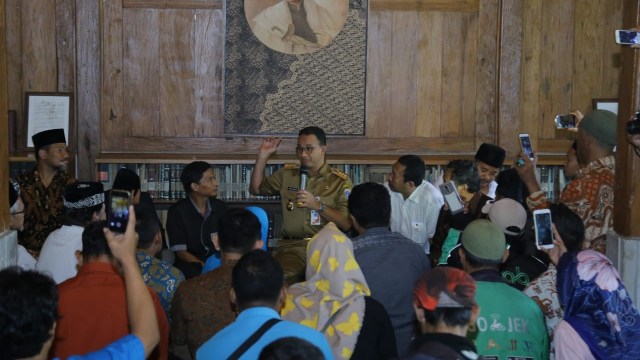Massa Sambangi Rumah, Minta Anies Baswedan Sebagai Capres 2019 (Foto: Dok. Istimewa)