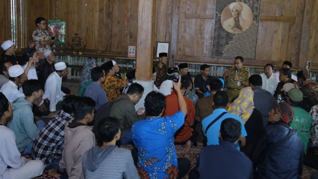 Massa Sambangi Rumah, Minta Anies Baswedan Sebagai Capres 2019 (Foto: Dok. Istimewa)