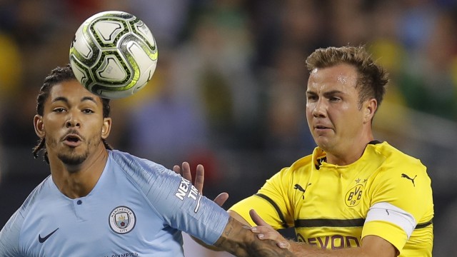 Sane berduel dengan Goetze. (Foto: JIM YOUNG / AFP)