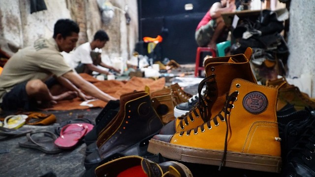 Menjaga Pusaka Sepatu Perajin Cibaduyut (1)