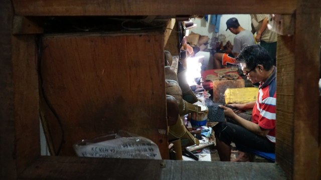Menjaga Pusaka Sepatu Perajin Cibaduyut (2)