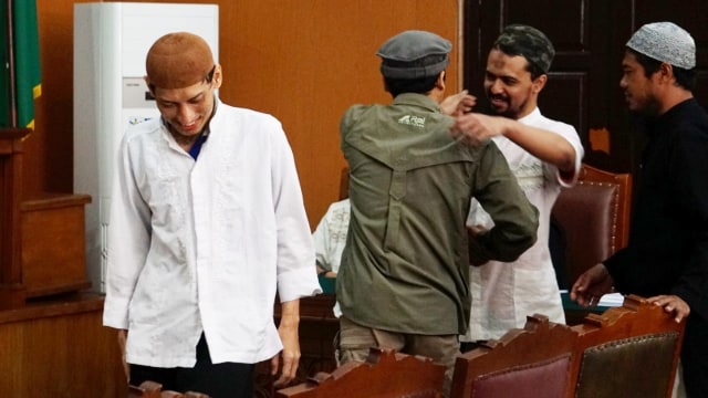 (Kiri) Joko Sugito, (tiga dari kiri): Iqbal Abdurrahman wartawan Voa Islam, (paling kanan): Yadi Supriyadi alias Abu Akom, sebagai saksi ahli pada sidang perdana pembubaran JAD. (Foto: Iqbal Firdaus/kumparan)