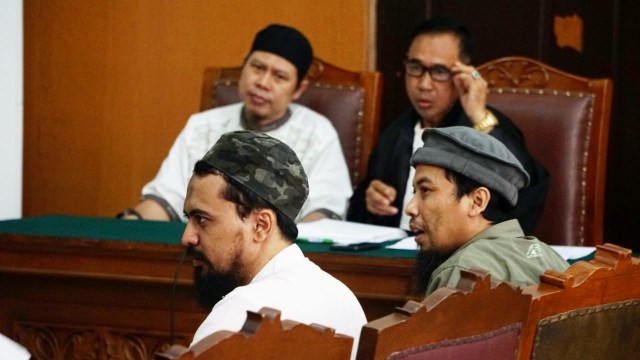 (Kiri) Iqbal Abdurrahman, wartawan Voa Islam, sebagai saksi ahli pada sidang perdana pembubaran JAD. (Foto: Iqbal Firdaus/kumparan)