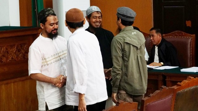 (Kiri ke tengah) Iqbal Abdurrahman wartawan Voa Islam, Joko Sugito, dan Yadi Supriyadi alias Abu Akom, sebagai saksi ahli pada sidang perdana pembubaran JAD. (Foto: Iqbal Firdaus/kumparan)
