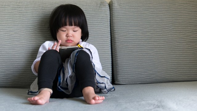 Anak main gadget. (Foto: Thinkstock)