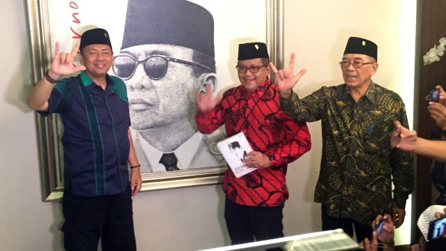 Kapitra Ampera dan Hasto di DPP PDIP (Foto: Bens Saragih/kumparan)