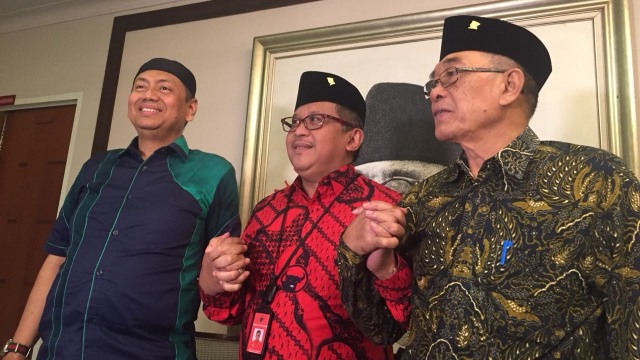 Kapitra Ampera dan Hasto di DPP PDIP (Foto: Bens Saragih/kumparan)