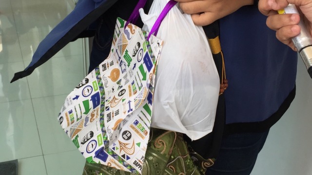 Oleh-oleh dari Wirdha Sylvina untuk Dhawiya (Foto: Maria Gabrielle Putrinda/kumparan)