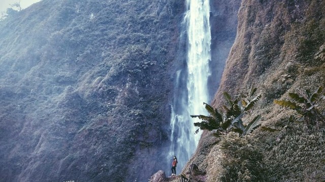 Curug Citambur, Cianjur, Jawa Barat. (Foto: Instagram/nadiaarizka)