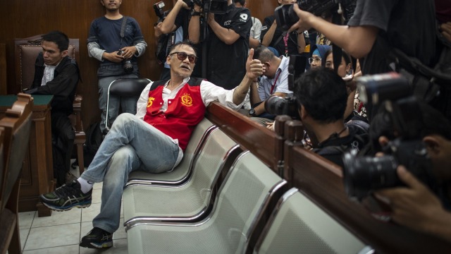 Terdakwa Aktor Senior Tio Pakusadewo (tengah) bersiap menjalani sidang putusan kasus penyalahgunaan narkotika di Pengadilan Negeri Jakarta Selatan, Jakarta, Selasa (24/7).  (Foto: ANTARA FOTO/Aprillio Akbar)