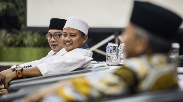 Pasangan Gubernur dan Wakil Gubernur Jawa Barat terpilih Ridwan Kamil dan Uu Ruzhanul Ulum menghadiri rapat pleno terbuka Penetapan Pasangan Calon Terpilih pada Pilgub Jabar 2018 di Bandung, Jawa Barat, Selasa (24/7). (Foto: ANTARA FOTO/M Agung Rajasa)