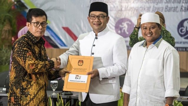Pasangan Gubernur dan Wakil Gubernur Jawa Barat terpilih Ridwan Kamil dan Uu Ruzhanul Ulum menghadiri rapat pleno terbuka Penetapan Pasangan Calon Terpilih pada Pilgub Jabar 2018 di Bandung, Jawa Barat, Selasa (24/7). (Foto: ANTARA FOTO/M Agung Rajasa)
