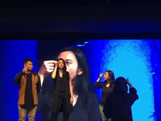 Santika Purnasari mengajarkan kosa isyarat dari eyeshadow kepada Velove Vexia dan Ryan Ogilvy (Foto: Avissa Harness/ kumparan)