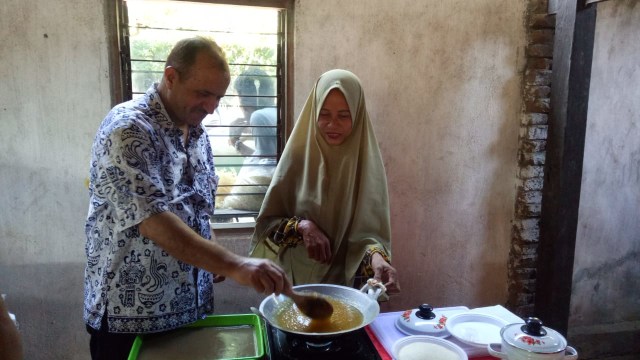 Perwakilan UNIDO untuk Indonesia, Esam Alqararah, ikut memasak selai rumput laut. (Foto: Marcia Audita/kumparan)