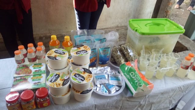 Makanan dan minuman olahan rumput laut ala perempuan-perempuan Takalar. (Foto: Marcia Audita/kumparan)
