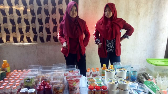 Perempuan-perempuan Takalar, Sulawesi Selatan memamerkan hasil olahan rumput laut menjadi makanan dan minuman ringan. (Foto: Marcia Audita/kumparan)