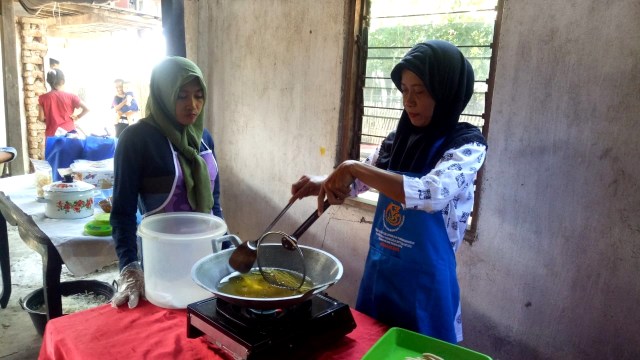 Perempuan-perempuan Takalar, Sulawesi Selatan mengolah rumput laut menjadi makanan dan minuman ringan. (Foto: Marcia Audita/kumparan)