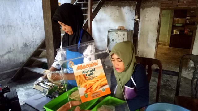 Perempuan-perempuan Takalar, Sulawesi Selatan mengolah rumput laut menjadi makanan dan minuman ringan. (Foto: Marcia Audita/kumparan)