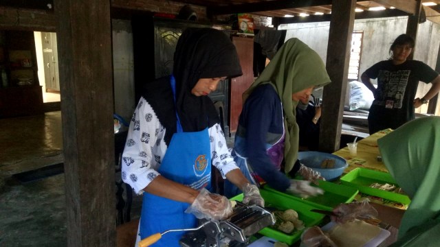 Perempuan-perempuan Takalar, Sulawesi Selatan mengolah rumput laut menjadi makanan dan minuman ringan. (Foto: Marcia Audita/kumparan)