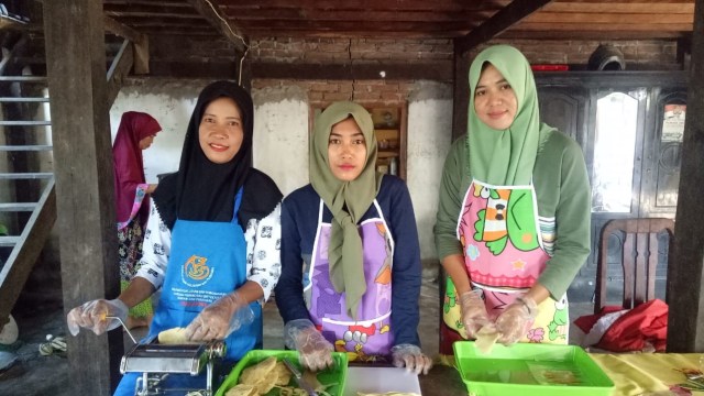 Nurtina (kanan) dan perempuan-perempuan Takalar, Sulawesi Selatan. (Foto: Marcia Audita/kumparan)