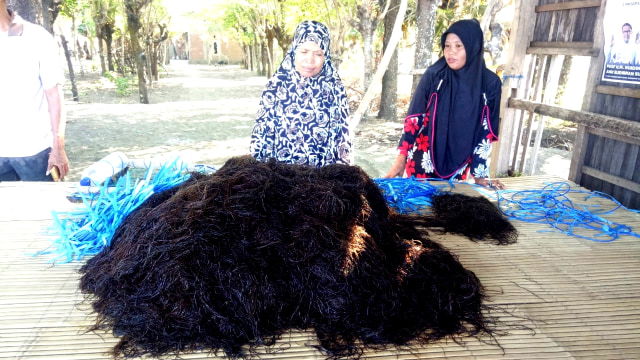 Perempuan-perempuan Takalar, Sulawesi Selatan sedang mengikat rumput laut. (Foto: Marcia Audita/kumparan)