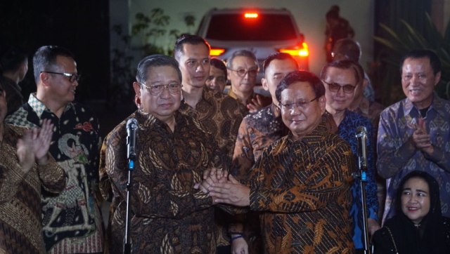 SBY dan Prabowo Subianto bersalaman usai melangsungkan pertemuan di kediaman SBY, Mega Kuningan, Jakarta, Selasa malam (24/7). (Foto: Nugroho Sejati/kumparan)