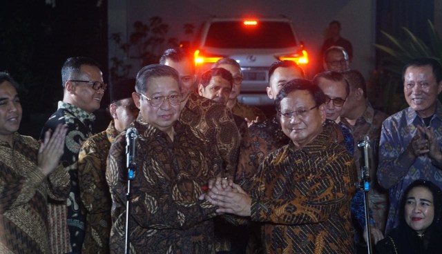 SBY dan Prabowo Subianto bersalaman usai melakukan pertemuan di Mega Kuningan, Jakarta, Selasa (24/7). (Foto: Nugroho Sejati/kumparan)