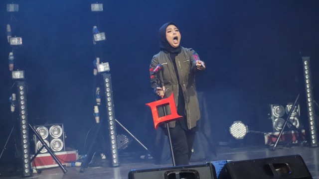 Penampilan Tantri saat konser Grup Band Kotak di Taman Ismail Marzuki, Selasa (24/7). (Foto: Munady Widjaja )