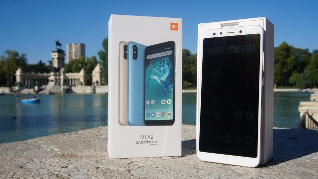Xiaomi Mi A2 dan boksnya. (Foto: Jofie Yordan/kumparan)