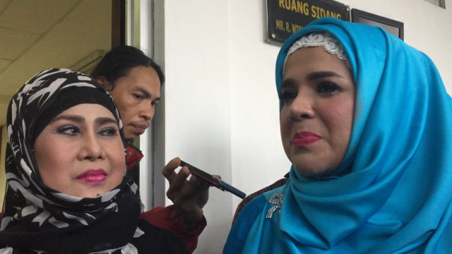 Elvy Sukaesih dan Fitria. (Foto: Maria Gabrielle Putrinda/kumparan)