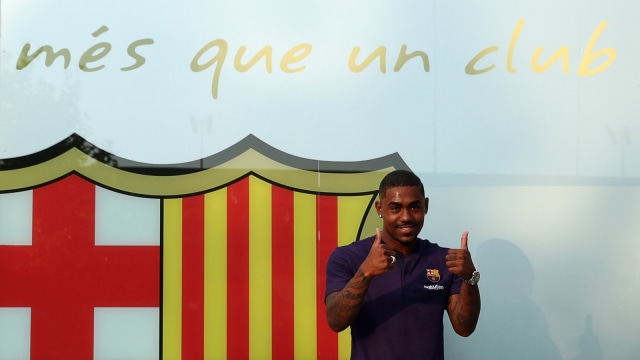 Malcom tiba di markas Barcelona. (Foto: Albert Gea/Reuters)