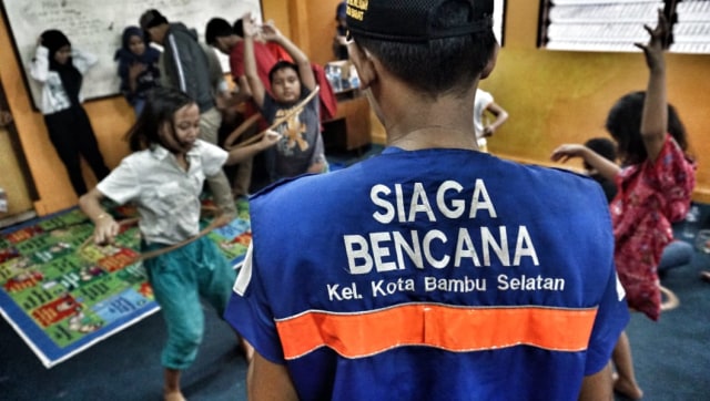 Tim Traditional Games Return (TGR) memperkenalkan permainan tradisional di lokasi penampungan kebakaran di Kota Bambu, Jakarta Barat. (Foto: Fitra Andrianto/kumparan)