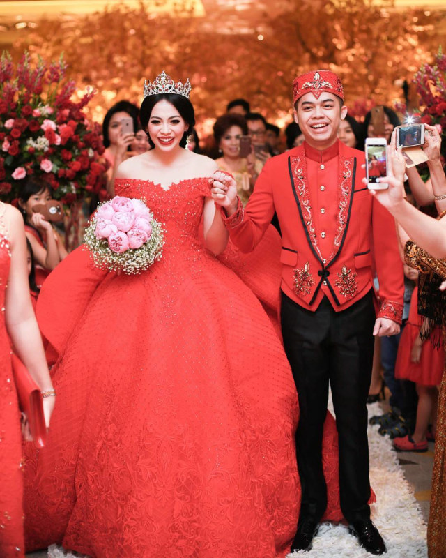 7 Desain Gaun Pengantin Selebriti yang Memikat (8)