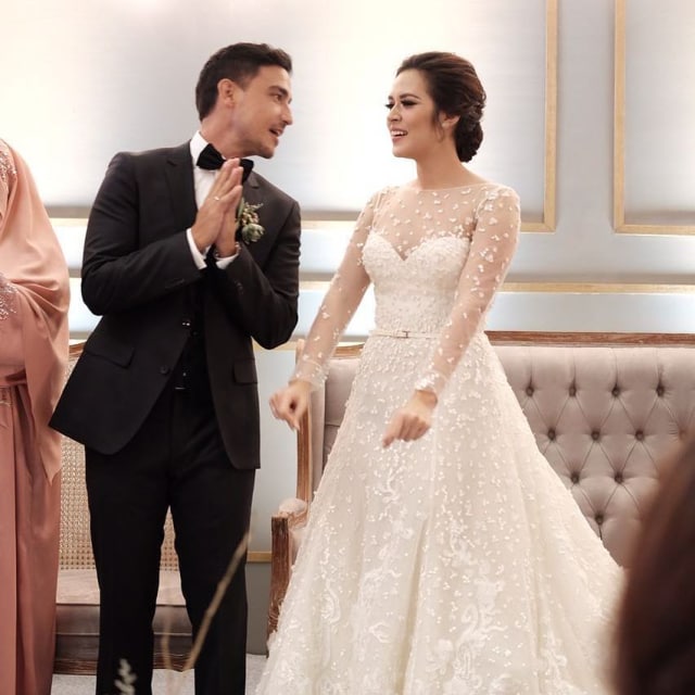 7 Desain Gaun Pengantin Selebriti yang Memikat (11)