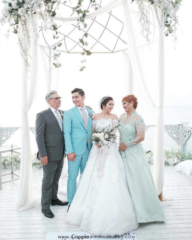 7 Desain Gaun Pengantin Selebriti yang Memikat (14)
