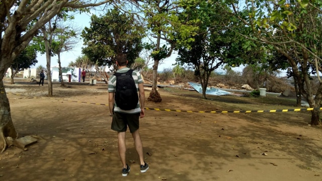 Akibat gelombang tinggi, para wisatawan melihat deburan ombak di belakang garis polisi di kawasan Water Blow ITDC Nusa Dua, Badung Bali, Rabu (25/7). (Foto: Cisilia Agustina Siahaan/kumparan)